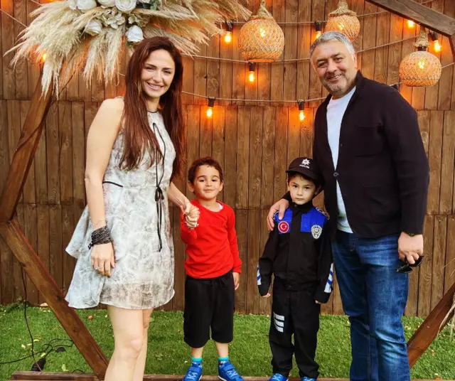 Mustafa Uslu Ülkeyi Terk Ediyor 22 Mustafa Uslu eşi ve çocukları ile birlikte
