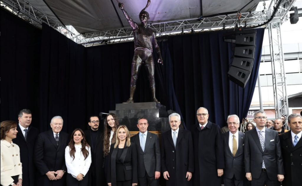 Eda Erdem'in Heykeli Dikildi 22 eda erdem heykelinin ailis toreni