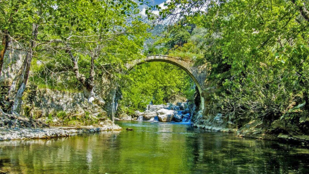 Kaz Dağı'ndan bir görsel. Akarsu, ağçlar ve bir kemer köprü.