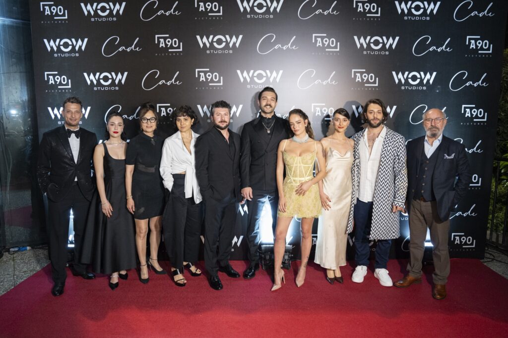 "Cadı" Filmi'nin Galası Yapıldı: Bugün Vizyonda 26 Cadı Filminin galasından, oyuncular yanyana