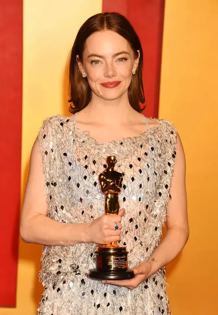 Emma Stone Artık Gerçek Adını Kullanmak İstiyor 22 Emma Stone elinde ödül tutuyor