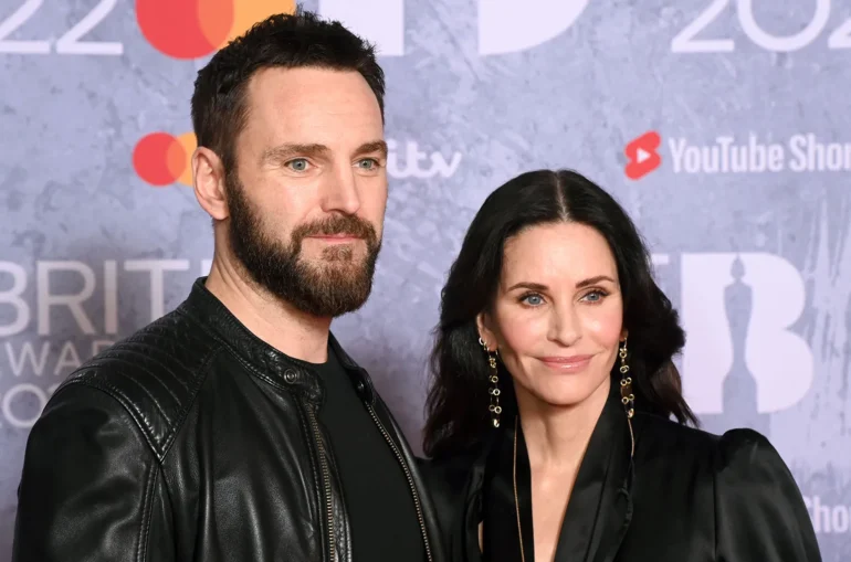 Johnny McDaid and Courteney Cox BRIT AWARDS 2022 billboard 1548