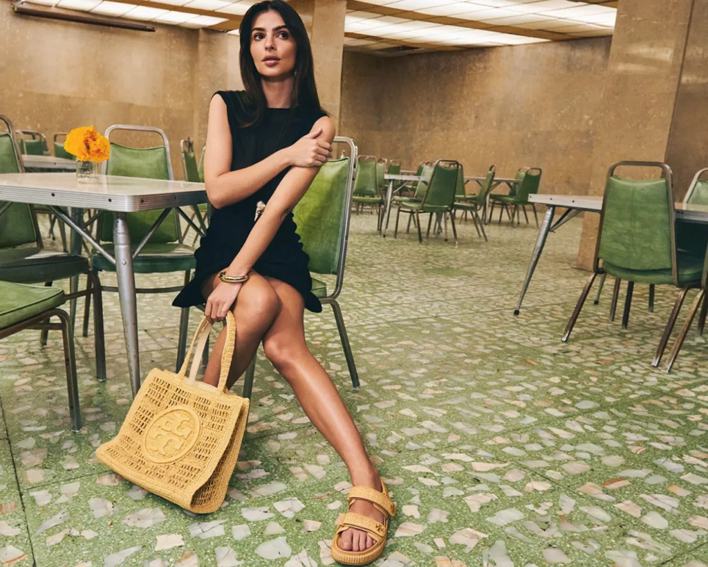 Emily Ratajkowski'den Tory Burch ile Yaz Koleksiyonu 24 Oyuncu ve model Emily Ratajkowski, Tory Burch yaz koleksiyonu için kamera karşısına geçti.