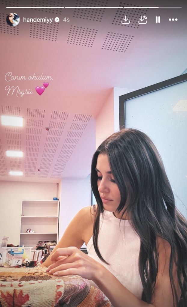 Nazlı Sabancı ve Hande Erçel Finallere Hazırlanıyor 24 Nazlı Sabancı ve müstakbel eltisi Hande Erçel, üniversitelerinin final haftasına hazırlanıyor.