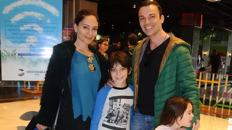 Jess Molho Boşanma İddialarını Yalanladı 20 Jess Molho’nun eşi Zeynep Molho ile hakkında çıkan boşanma iddialarına gelen cevap haberimizde!