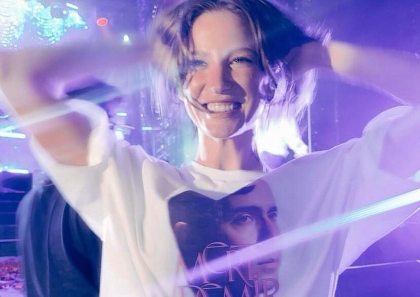 Serenay Sarıkaya, Mert Demir Tişörtüyle! 21 kapak 1