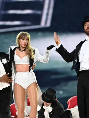 Taylor Swift Konserinde Sevgilisini Sahneye Çıkardı 22 taylor swift sevgilisyle sahnede