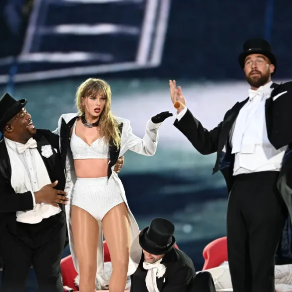 taylor swift sevgilisyle sahnede