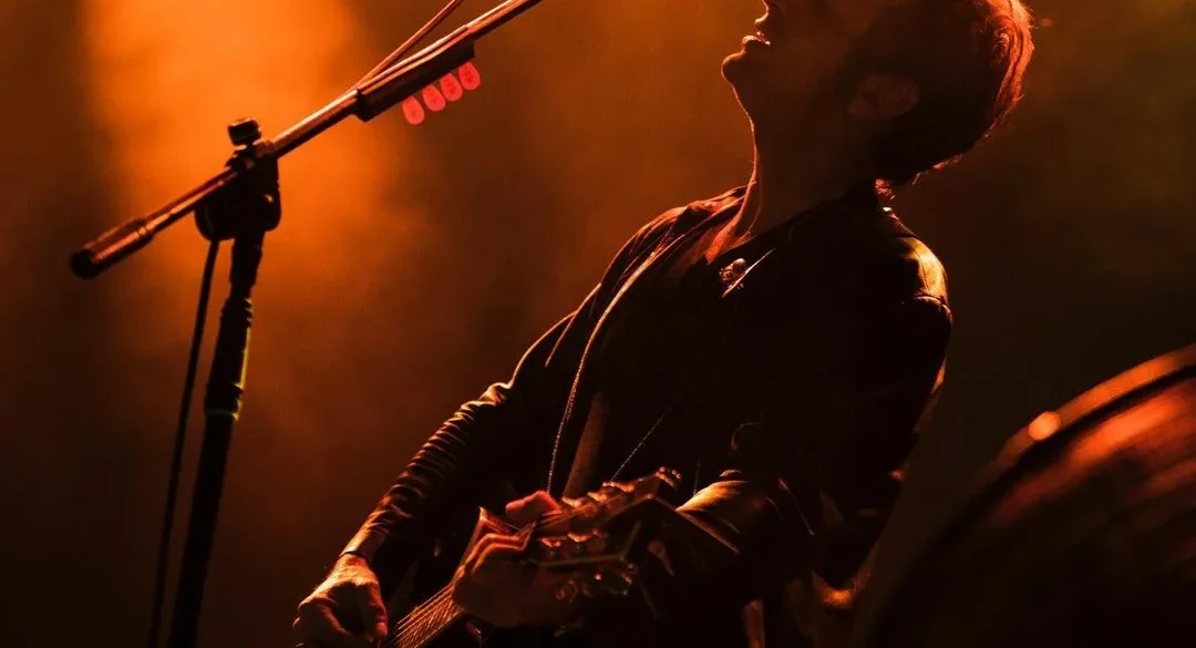 Unlu sarkici Teoman 30 yildir bestelerini yaptigi gitarini Cocuk Esirgeme Kurumuna bagislamak icin acik artirmaya cikardi 06