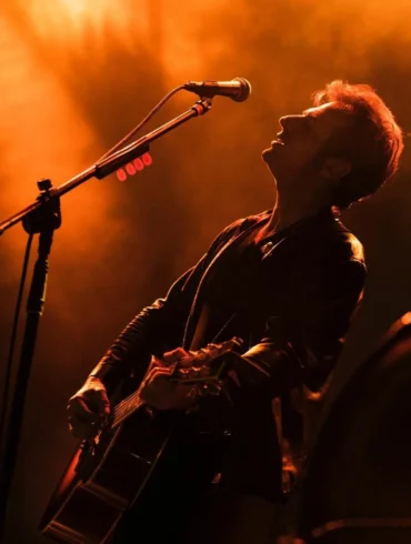 Unlu sarkici Teoman 30 yildir bestelerini yaptigi gitarini Cocuk Esirgeme Kurumuna bagislamak icin acik artirmaya cikardi 06