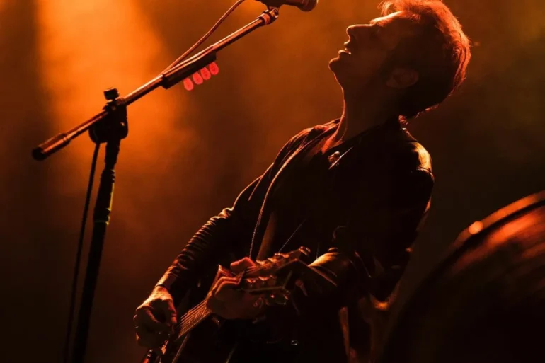 Unlu sarkici Teoman 30 yildir bestelerini yaptigi gitarini Cocuk Esirgeme Kurumuna bagislamak icin acik artirmaya cikardi 06