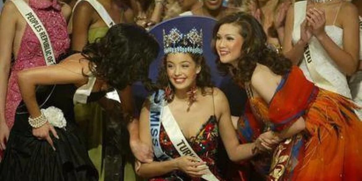 Azra Akın'ı Dünya Güzeli Yapan Cemil İpekçi İmzalı Elbisenin Hikayesi 20 azra akin 1