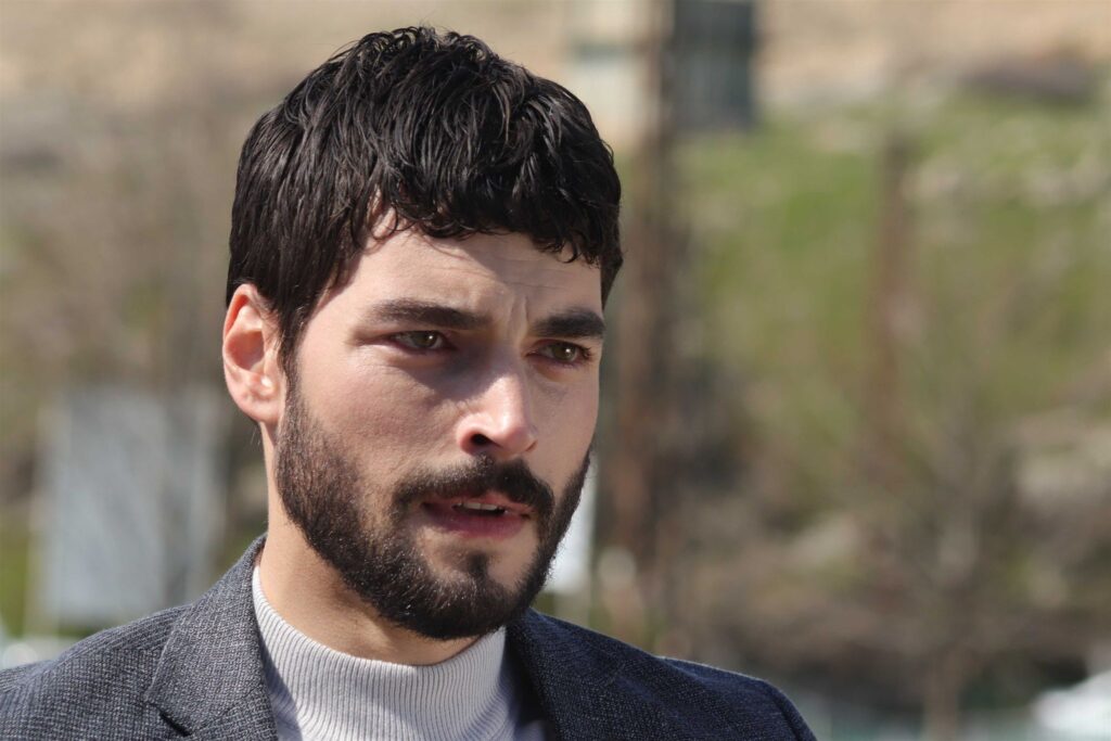 Hande Erçel Tanımadığı Akın Akınözü'nü Cenazede Yalnız Bırakmadı 26 hercai dizisinin mirani akin akinozu cenaze 02 1