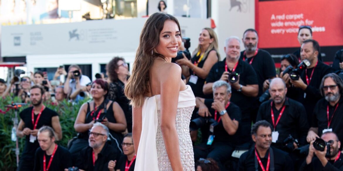 Özge Özacar, Venedik Film Festivali'nin Kırmızı Halısında Göz Kamaştırdı 25 JD6 7045 2 scaled 1