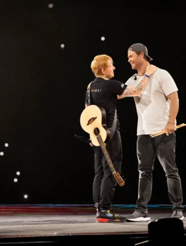 Thor'un Yıldızı, Ed Sheeran'ın Konserinde Bateri Çaldı 25 LimitlessWithChrisHemsworthS2 Concert 01
