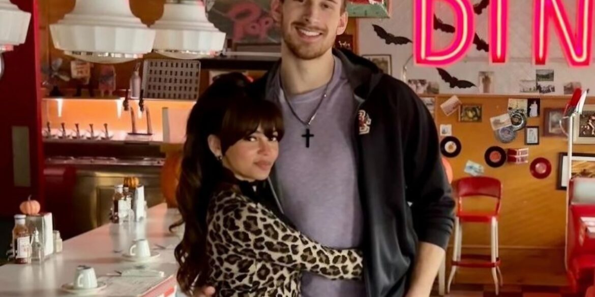 Vanessa Morgan ve James Karnik 02