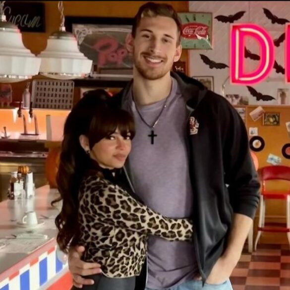 Vanessa Morgan ve James Karnik 02