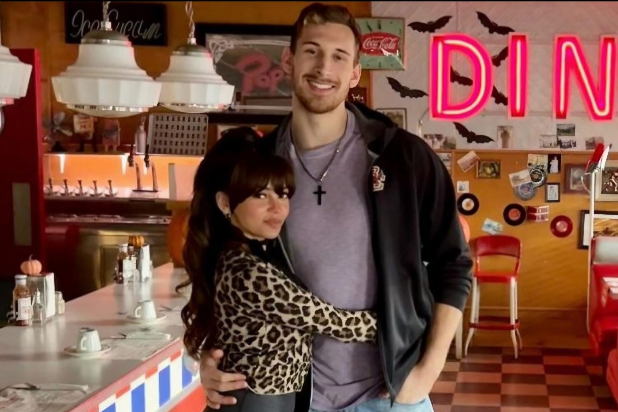 Vanessa Morgan ve James Karnik-02