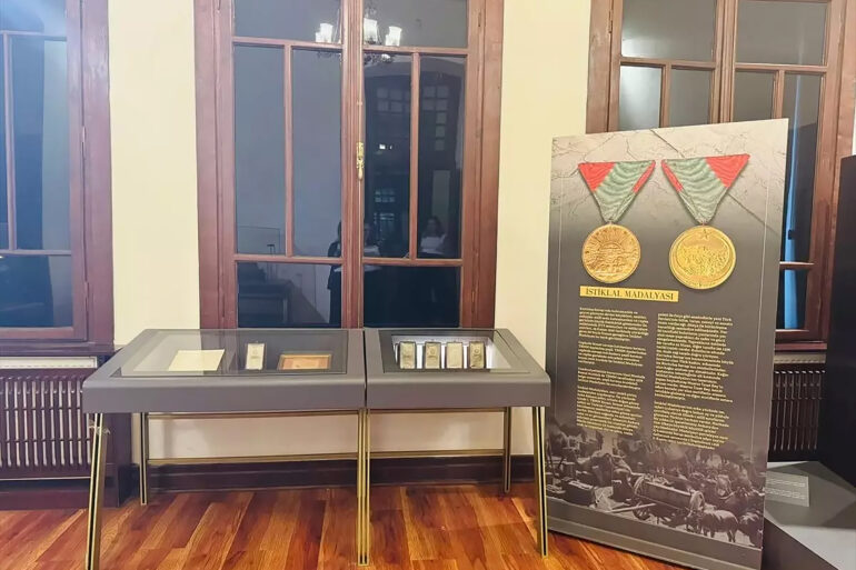 ataturk un istiklal madalyasi ni aldigina dai 17762662 amp copy 1