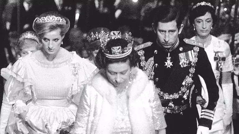 Prenses Diana’nın Kuaförü İlk Kez Konuştu: "Lanet Olsun, Kocam Yine Ortada Yok" 24 2022de olen Ingiltere II. Kralicesi Elizabeth 1984teki parlamento acilisinda oglu Charles ve gelini Diana ile