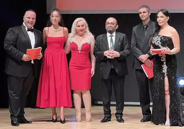 Ayla Algan ve Türker İnanoğlu'na "Vefa ve Onur" Ödülü! 22 66e04488895b4ee3914e3bd0