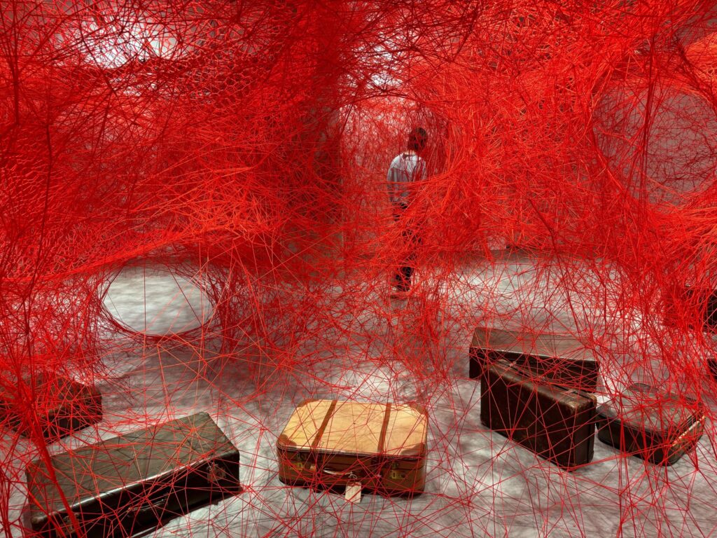 Chiharu Shiota’nın İstanbul Modern’deki Eserleri, 20 Nisan 2025’e Kadar Görülebilir 20 AA 20240905 35574387 35574384 CHIHARU SHIOTA DUNYALAR ARASINDA SERGISI ISTANBUL MODERNDE ACILDI scaled 2