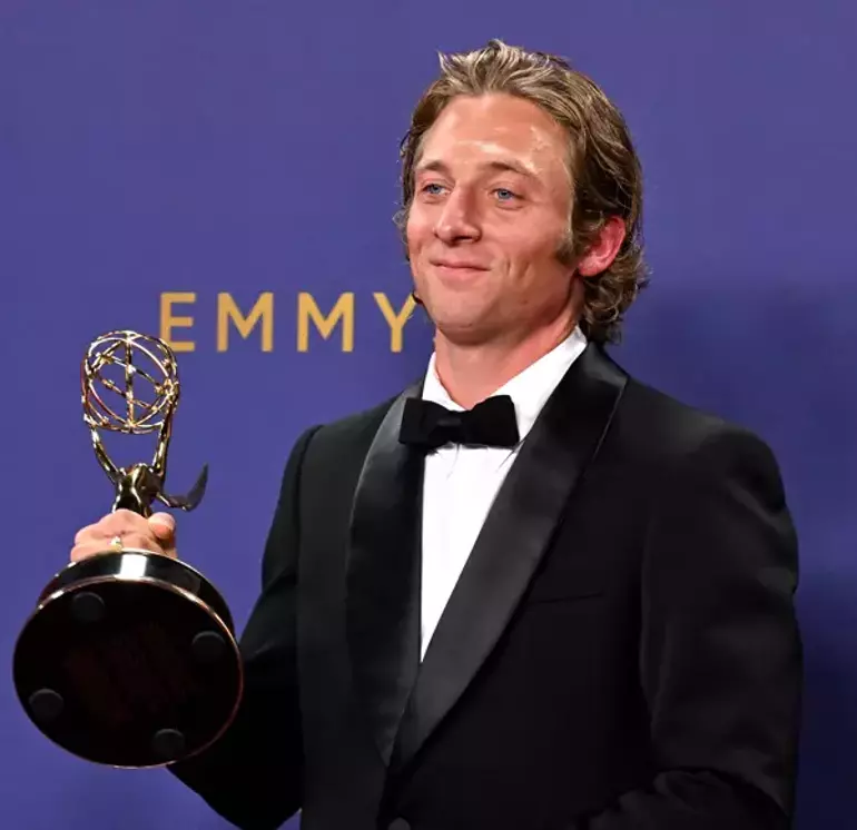 76. Emmy Ödülleri Sahiplerini Buldu! 26 Jeremy Allen White