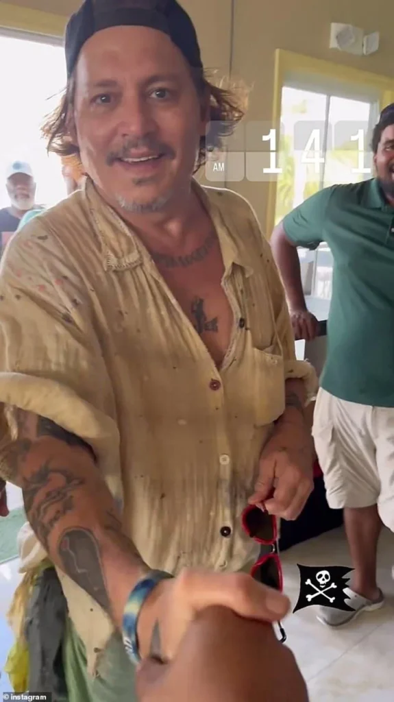 Johnny Depp’in Dişleri Yenilendi: "Korsan Dişleri Tarihe Karıştı!" 22 he5Vu2T8t0GpGDENSF7WZA 1