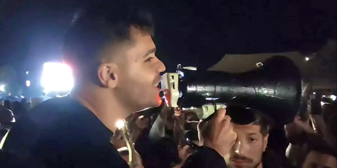 Emircan İğrek'ten Hayranlarına Şok! Megafonla Şarkı Söyleyip Sahneyi Terk Etti 20 megafonla bir sarki soyleyip konserini iptal etti 17774985 2198 amp