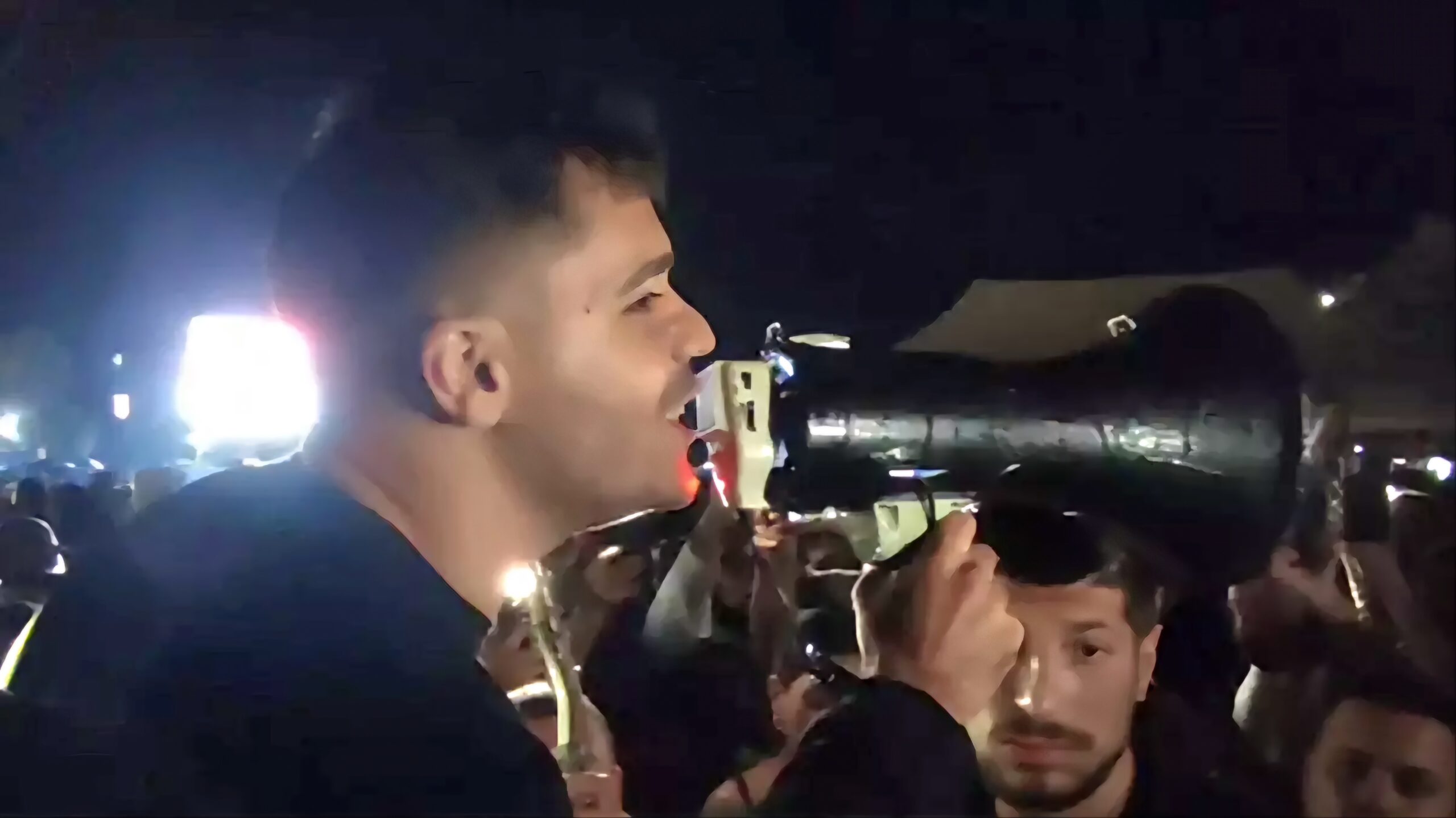 megafonla bir sarki soyleyip konserini iptal etti 17774985 2198 amp scaled