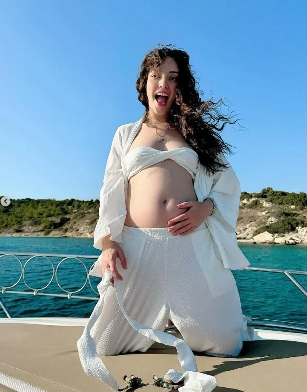 Zeynep Tuğçe Bayat'tan Hamilelik Pozları 26 zeynep 3