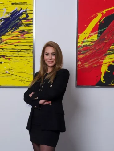 irem denizin birlesik krallikta kurdugu miart gallery sanat dunyasinda zirveye oynuyor aewj cover.jpg