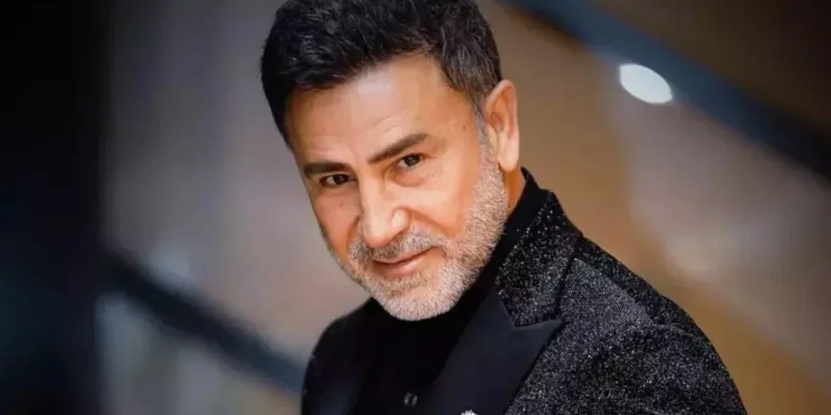 İzzet Yıldızhan'ın Sahnede Zor Anları! 24 izzet yildizhan sahneden lazer isigi yuzunden yangin tehlikesi atlatti ceketi yanan turkucuden esprili yorum geldi vjos