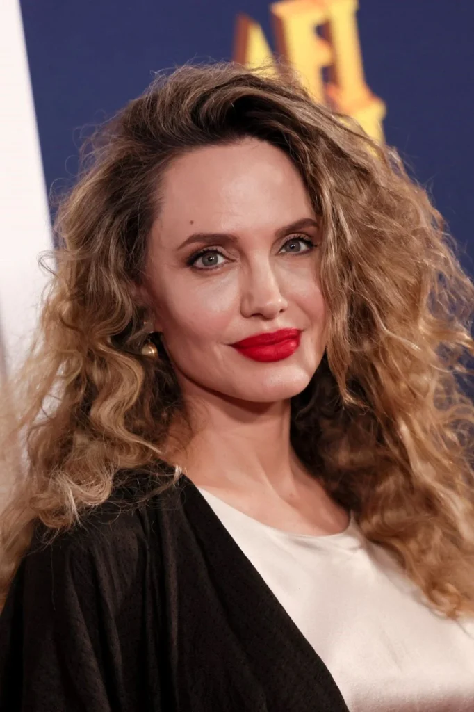 Angelina Jolie'den Sürpriz Tarz Değişikliği 20 uCqTE IKJ0KpB CuZRYKFw