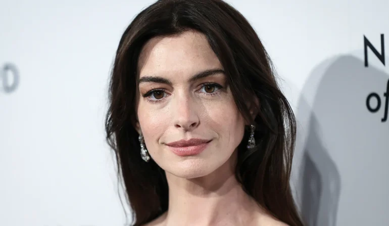 240423 anne hathaway vl 1114a 96eedf