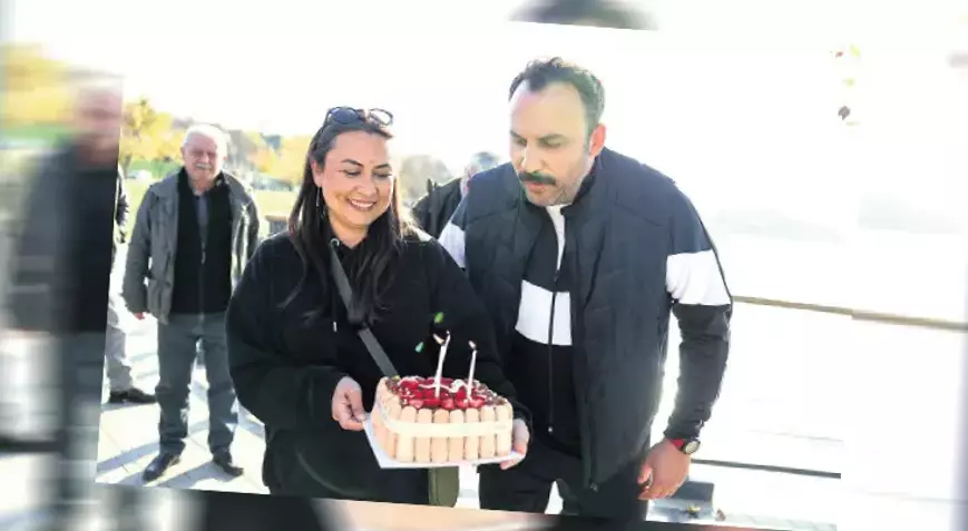 Sette Doğum Günü Sürprizi: Ferit Aktuğ’a Sürpriz Kutlama 20 673e59910e175e36031e2cdc