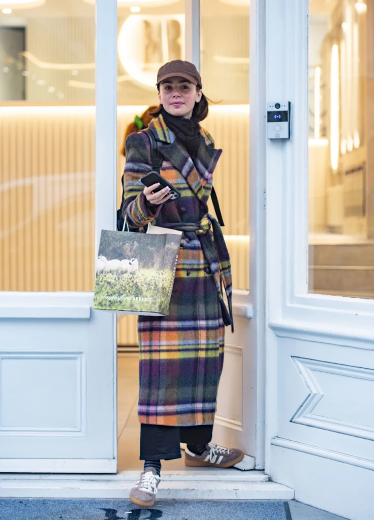 Lily Collins, Renkli Kabanıyla Londra Sokaklarında Dikkat Çekti 20 blu a100330186
