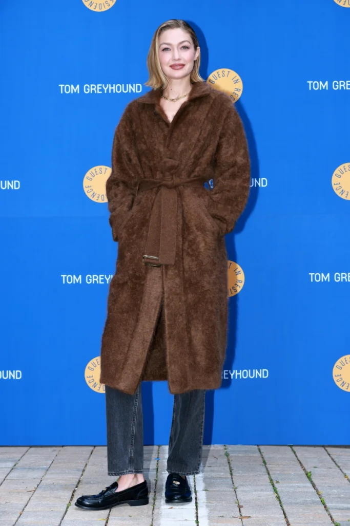 Gigi Hadid’in Kışlık Mont Tercihi: Bornoz Modası Yükseliyor 20 gettyimages 2182789512