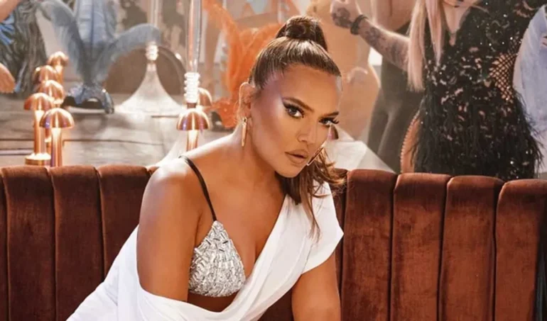 Demet Akalın'ın İstanbul Konseri ve Sahne Tarzı Sosyal Medyada Olay Oldu! 19 kapak 30