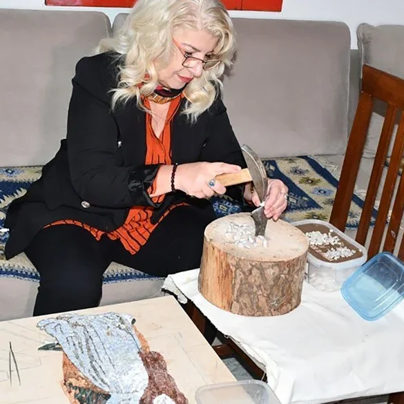 "Taşı Konuşturan Kadın" Arnavutluk’un Sahillerinden Sanat Eseri Yaratıyor 20 kapak 51