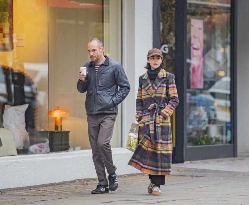 Lily Collins, Renkli Kabanıyla Londra Sokaklarında Dikkat Çekti 22 mceu 57353099011731310206188