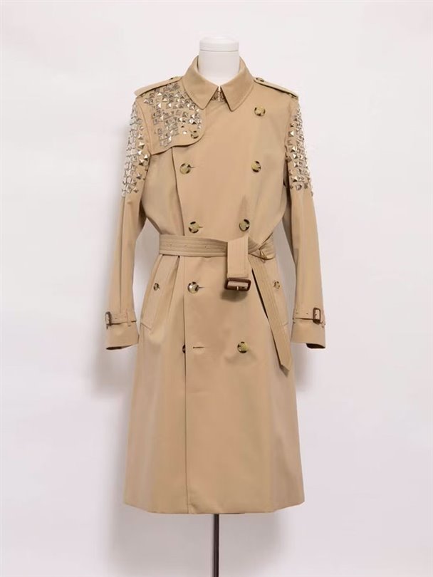 COMME des GARÇONS, Burberry'nin İkonik Trençkotunu Punk Dokunuşuyla Yeniden Yorumladı 20 9