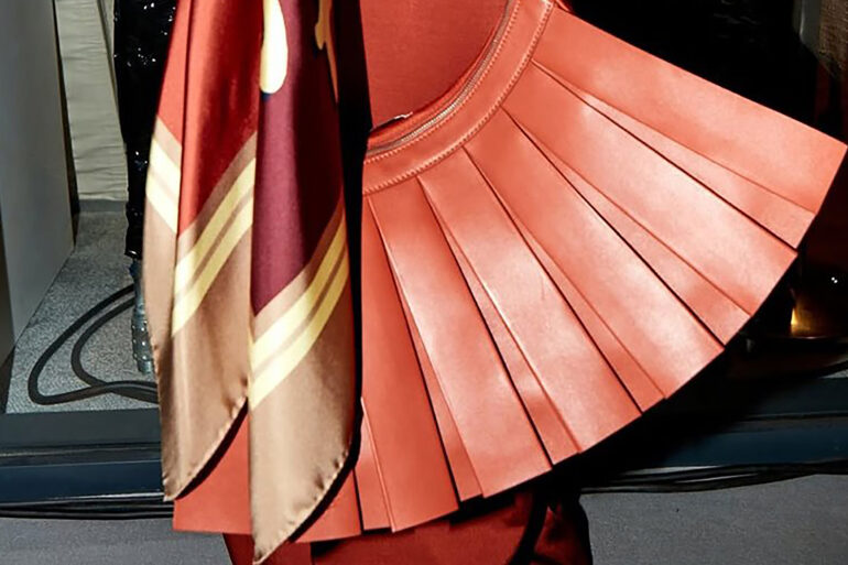 Lacoste’un Pileli Mini Etek Çantası, 2024 Sezonunun En Çok Konuşulan Parçası 23 kapak 6