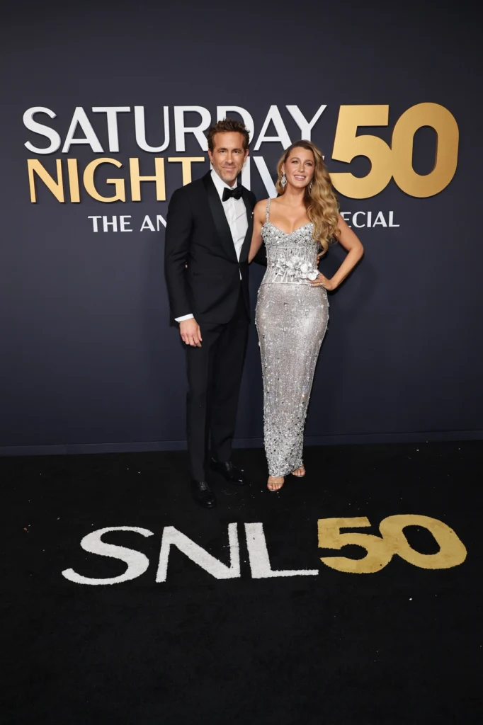 Blake Lively'nin, SNL’ın 50. Yıl Dönümüne Özel Elbisesi Dikkat Çekti! 20 2 1