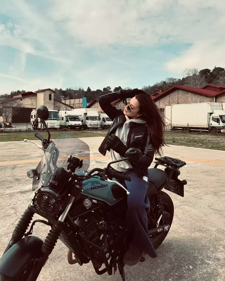 'Kızıl Goncalar''ın Zeynep'i Motorcu Tarzıyla Şaşırttı! 20 67b2e388c27846a96bd2f974