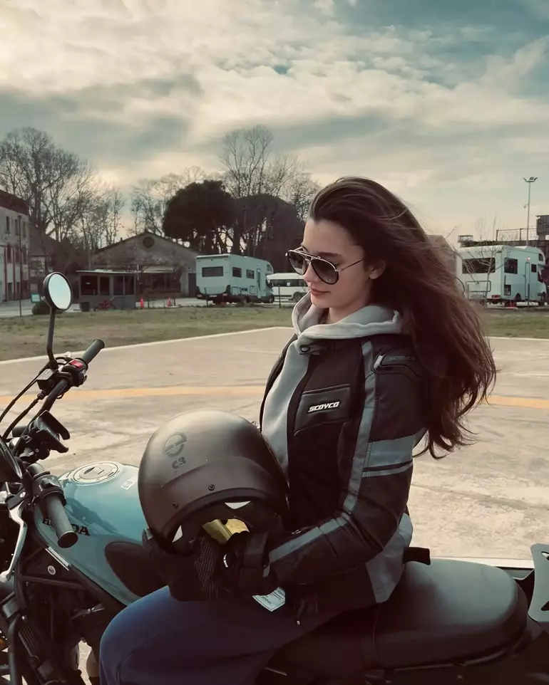'Kızıl Goncalar''ın Zeynep'i Motorcu Tarzıyla Şaşırttı! 22 67b2e388c27846a96bd2f977