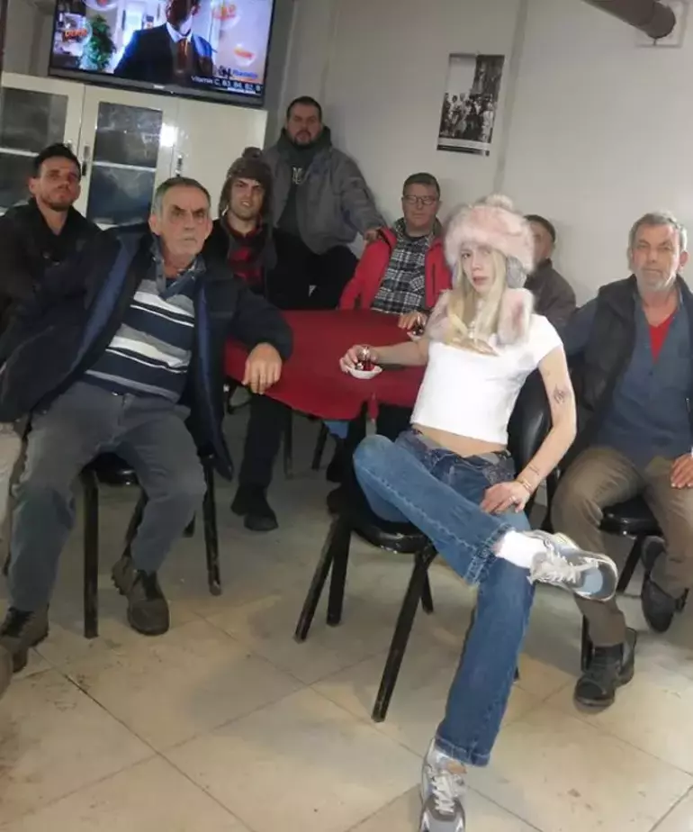 Aleyna Tilki'nin Kıraathane Pozları Sosyal Medyayı Salladı 20 67b83f9b5a62a54cdfebbbac