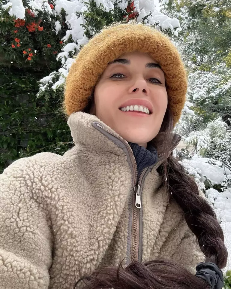 Cansu Dere, Kedisiyle Kar Keyfi Yaparken O Anları Paylaştı 20 67b874115a62a54cdfebbcc7