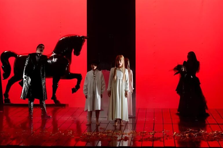 Benjamin Britten’ın “Kötülüğün Döngüsü” Operası 7 Yıl Sonra Yeniden Sahnelenecek 24 kapak 81