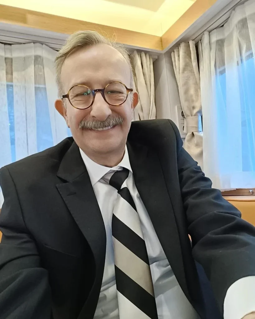 Adile Naşit’in Yeğeni Naşit Özcan, Beyin Kanaması Geçirdi, Yoğun Bakıma Alındı 20 q2Doe 0qd0qVarVsmIUyCg